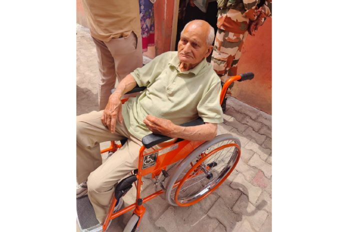 Disappointed Ramnath Kotwal at Dhounthli A Polling Station after he wasn’t allowed to vote. Another pic on Page 4. Disappointed Ramnath Kotwal at Dhounthli A Polling Station after he wasn’t allowed to vote. Another pic on Page 4.