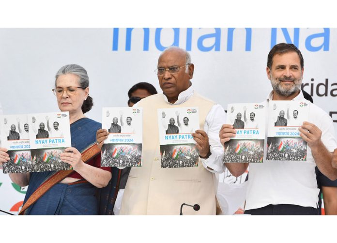 Congress president Mallikarjun Kharge with senior party leaders Sonia Gandhi and Rahul Gandhi releases the party's manifesto in New Delhi on Friday.(UNI) Congress president Mallikarjun Kharge with senior party leaders Sonia Gandhi and Rahul Gandhi releases the party's manifesto in New Delhi on Friday.(UNI)