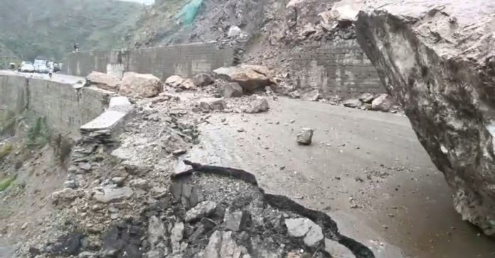National Highway blocked after landslides in Meharh area of Ramban. . — Excelsior/Parvez Mir National Highway blocked after landslides in Meharh area of Ramban. . — Excelsior/Parvez Mir