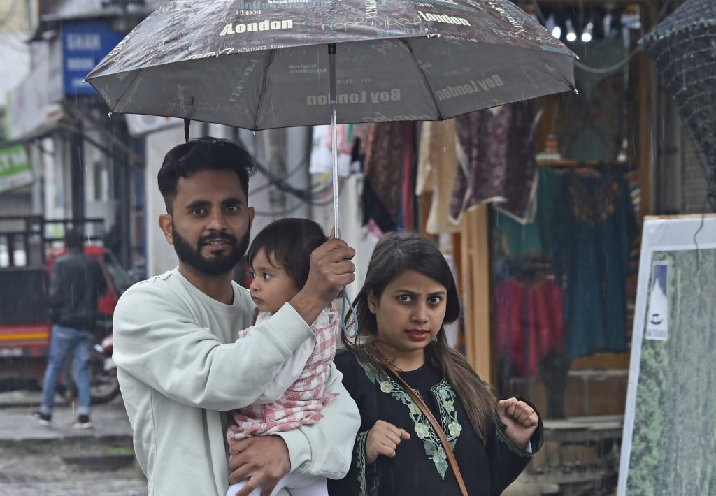 Incessant rains continue to drench Srinagar on Friday.— Excelsior/Shakeel