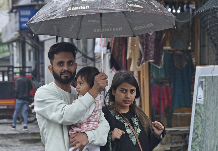 Incessant rains continue to drench Srinagar on Friday. — Excelsior/Shakeel