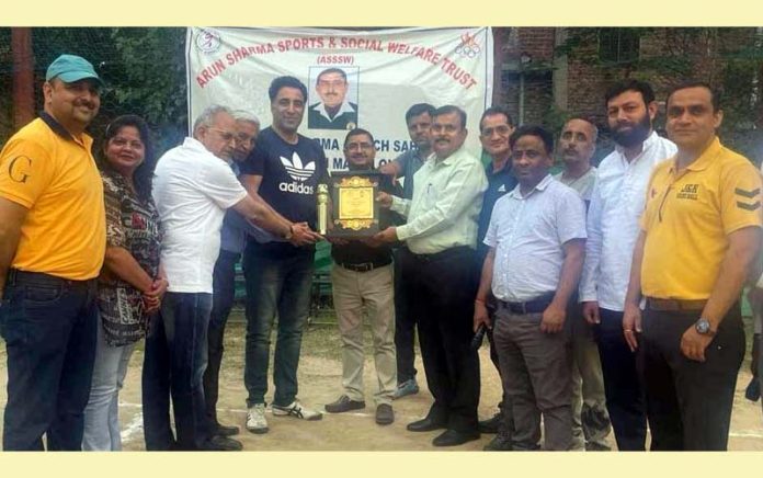 Arun Sharma Sports and Social Welfare Trust presenting memento to Dronacharya Awardee Kuldeep Handoo on Sunday.