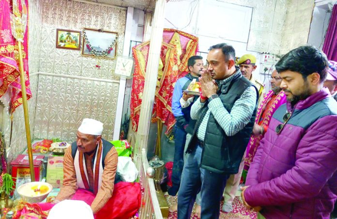 Div Com Jammu paying obeisance at Machail Mata.