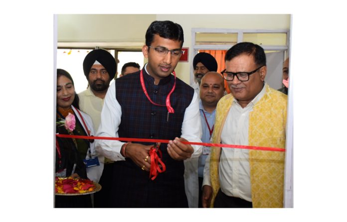 Anshul Garg inaugurating Jan Aushadhi Kendra at SMVDU.