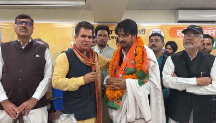 Pahari Singer Tariq Pardesi from Kernah posing along with Ravinder Raina, President, Bharatiya Janata Party, Jammu & Kashmir. Pahari Singer Tariq Pardesi from Kernah posing along with Ravinder Raina, President, Bharatiya Janata Party, Jammu & Kashmir.