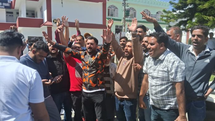 Contractors staging protest against PW(R&B) Deptt in Rajouri on Monday. — Excelsior/Imran