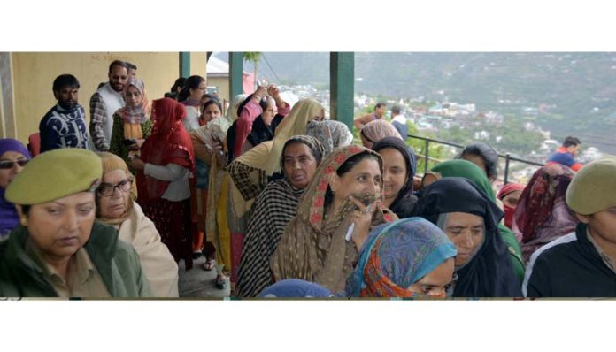A large queue of voters at Golibhag in Doda. -Excelsior/Rafi Choudhary