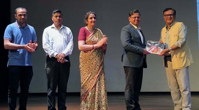 VC SMVDU Katra Prof Pragati Kumar presenting a souvenir to Yugal Joshi (Joint Secretary, NITI Aayog).