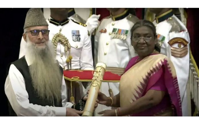 Ghulam Nabi Dar receiving Padma Award from President Droupadi Murmu at a ceremonial function at Rashtrapati Bhavan on Monday.