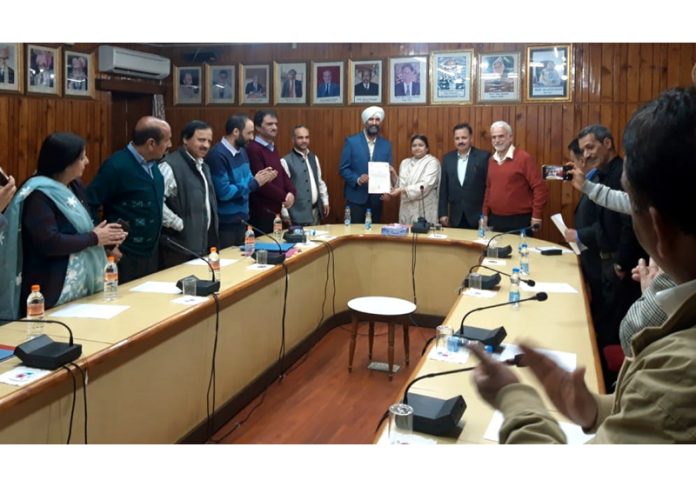 KU Vice-Chancellor and others felicitating Dr Mandeep Singh. KU Vice-Chancellor and others felicitating Dr Mandeep Singh.
