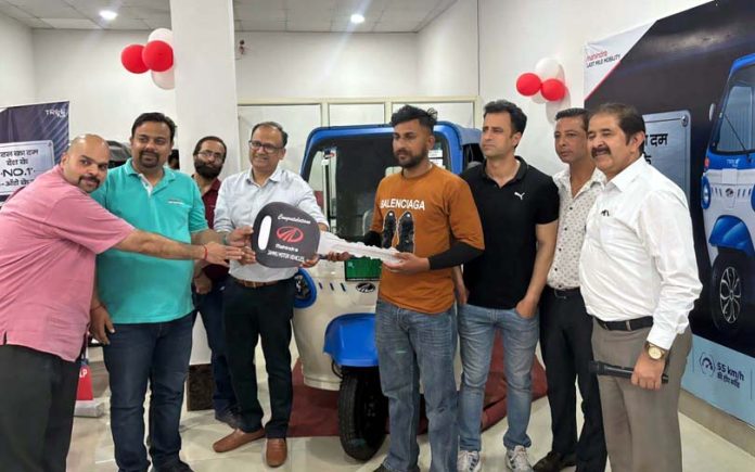 Swatantar Aggarwal, Chairman of Aggarwal Group along with Vivek Gupta inaugurating new showroom of Jammu Motor Mahindra in Digiana on Monday. Swatantar Aggarwal, Chairman of Aggarwal Group along with Vivek Gupta inaugurating new showroom of Jammu Motor Mahindra in Digiana on Monday.