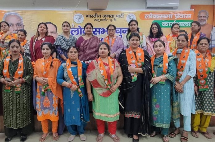Senior BJP leader Priya Sethi posing with new entrants of the party.