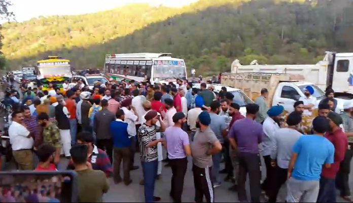 People protest by blocking road near Nowshera after MES worker electrocuted on Tuesday. - Excelsior/Imran People protest by blocking road near Nowshera after MES worker electrocuted on Tuesday. - Excelsior/Imran