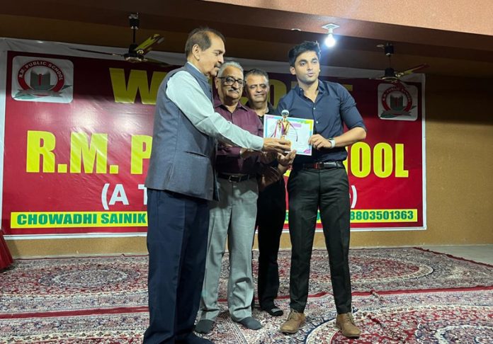 Dignitaries honouring eminent Golfer Vedant Handa. Dignitaries honouring eminent Golfer Vedant Handa.