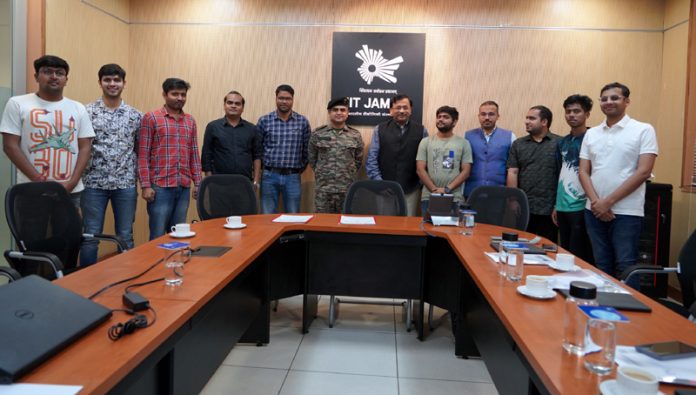 Representatives from 68 Armoured Regiment of Indian Army and IIT Jammu posing for a group photograph after signing an MoU.