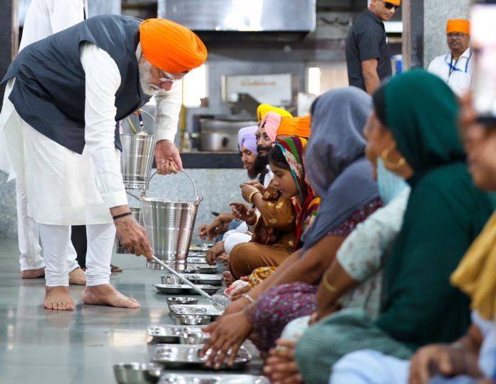 PM Modi Visits Patna Sahib, Cooks Langar, Seeks Guru's Blessings