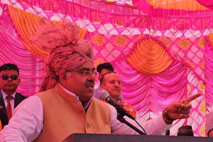 Chugh Calls Upon J&K To Vote Out Abdullahs, Muftis, Gandhis Chugh Calls Upon J&K To Vote Out Abdullahs, Muftis, Gandhis