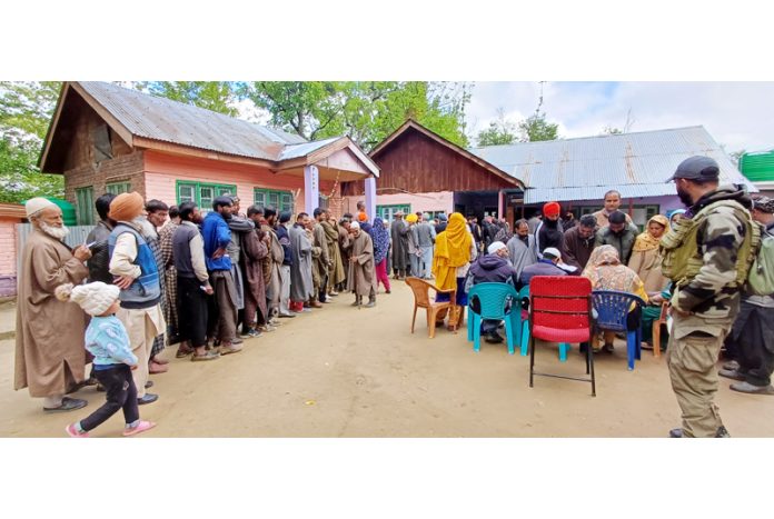 Long queue of voters at Saimoh, Tral in Pulwama district.-Excelsior/Sajad Dar