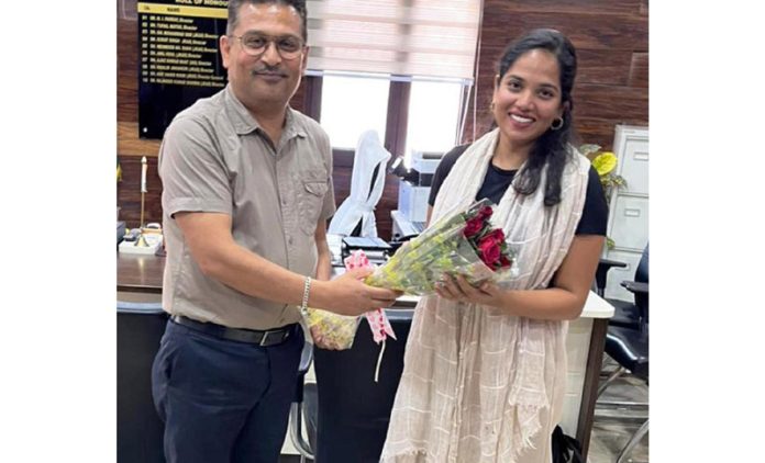 Director JKEDI felicitating Head T-Hub during an event.