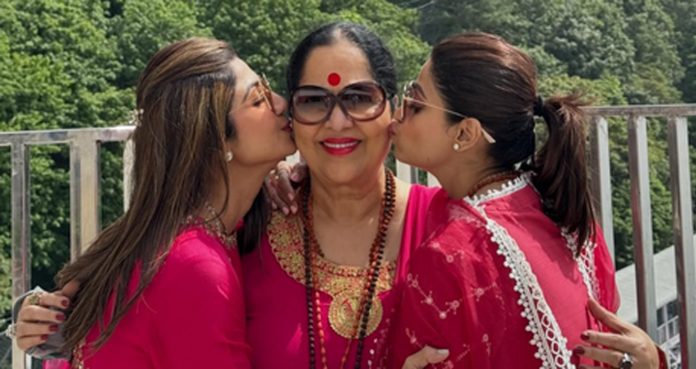 Shilpa, Shamita Celebrate Mother's Day With Their Mom Sunanda Shetty In Vaishno Devi Shilpa, Shamita Celebrate Mother's Day With Their Mom Sunanda Shetty In Vaishno Devi
