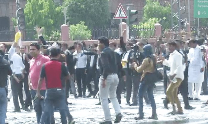 Police & lawyers clash in Pakistan’s Punjab province; more than 25 injured