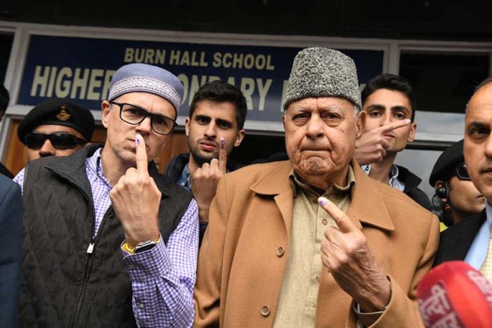 Former CM Dr Farooq Abdullah, JKNC vice president Omar Abdullah and Omar’s sons cast their votes in Srinagar. -Excelsior/Shakeel Former CM Dr Farooq Abdullah, JKNC vice president Omar Abdullah and Omar’s sons cast their votes in Srinagar. -Excelsior/Shakeel