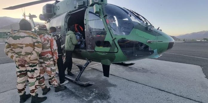 Men and material being airlifted to a far-off Polling Station in Kargil. —Excelsior/Basharat Ladakhi Men and material being airlifted to a far-off Polling Station in Kargil. —Excelsior/Basharat Ladakhi