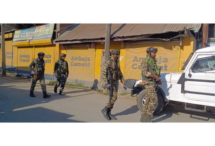 Security personnel during encounter in Kulgam on Tuesday. -Excelsior Sajad Dar Security personnel during encounter in Kulgam on Tuesday. -Excelsior Sajad Dar