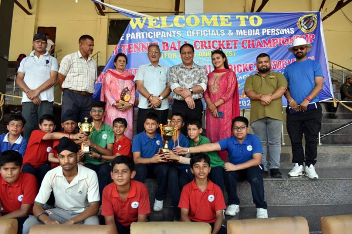 Dignitaries posing along with the winning team.