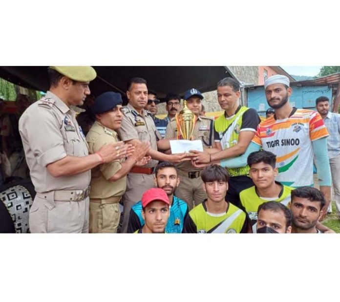 Winning team receives trophy from the chief guest on conclusion of Volleyball tournament organized by Range Police Headquarters Batote. -Excelsior/Tilak Raj Winning team receives trophy from the chief guest on conclusion of Volleyball tournament organized by Range Police Headquarters Batote. -Excelsior/Tilak Raj