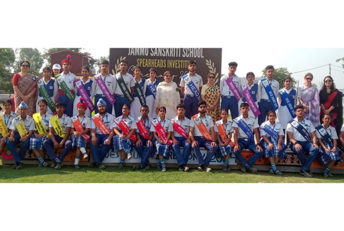 Jammu Sanskriti School’s newly elected Students Council posing along with diginitaries. Jammu Sanskriti School’s newly elected Students Council posing along with diginitaries.