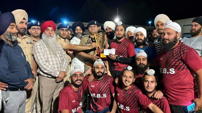 SSP, Jammu Dr Vinod Kumar posing along with winning team.