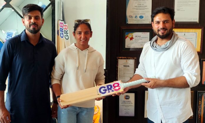 MD, GR8 Sports India Pvt. Ltd. presenting a bat to Harmanpreet Kaur.