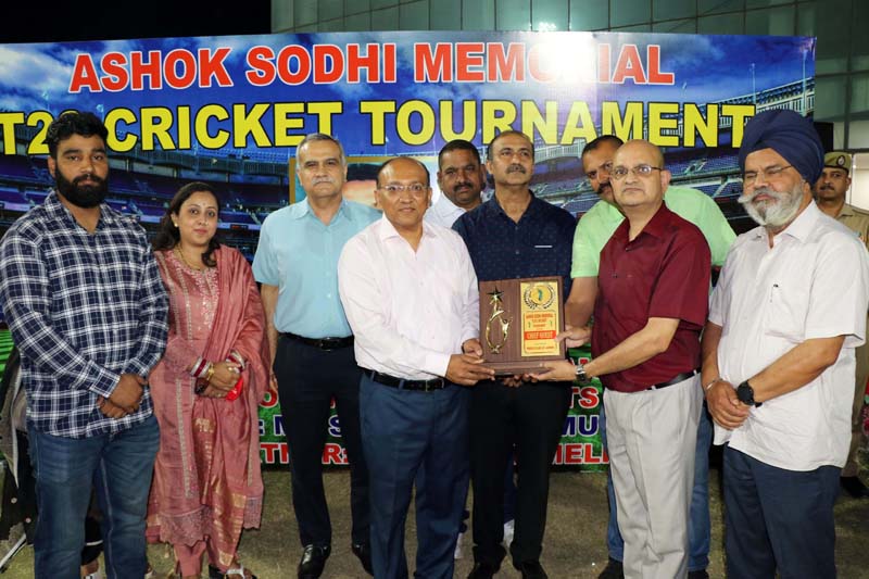 PCJ president Sanjeev Pargal presenting memento to chief guest ADGP Anand Jain.