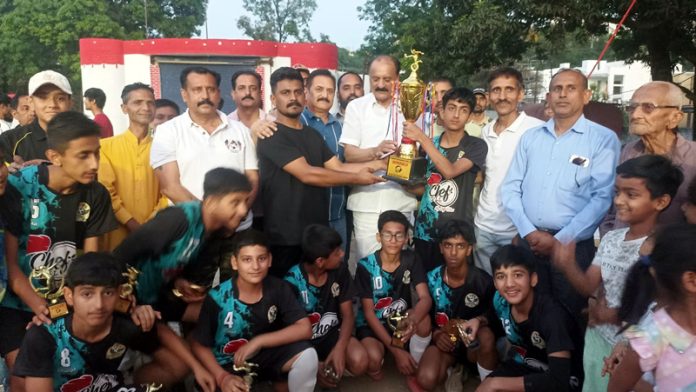 BJP leader and former Minister Surjit Singh Slathia presenting trophy to a winning team.