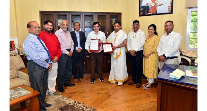 Acharya Balkrishan and Dr. Nitin M Nagarkar posing for a photograph with others after inking an MoU. Acharya Balkrishan and Dr. Nitin M Nagarkar posing for a photograph with others after inking an MoU.