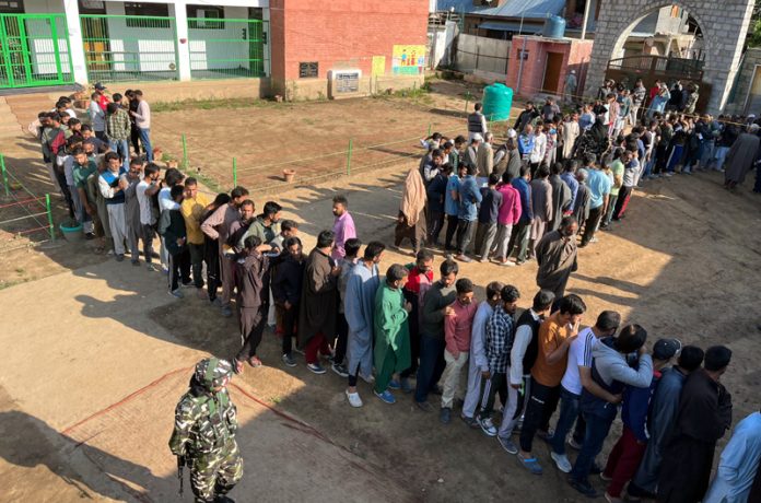 Voters waiting in a long queue to exercise right to franchise at Pattan in Baramulla district. — Excelsior/Younis Khaliq