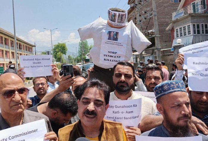 Activists protesting against the killing of BJP leader and former Sarpanch Aijaz Ahmed Sheikh in Srinagar on Tuesday.(UNI) Activists protesting against the killing of BJP leader and former Sarpanch Aijaz Ahmed Sheikh in Srinagar on Tuesday.(UNI)