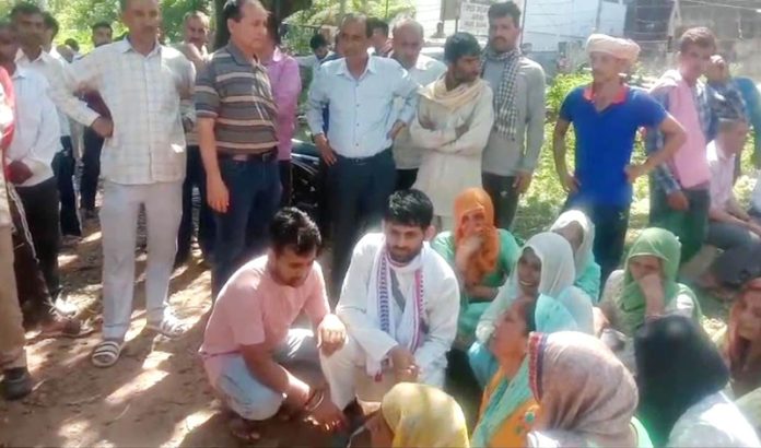 Family members of deceased lineman protesting at Ramnagar hospital. Family members of deceased lineman protesting at Ramnagar hospital.