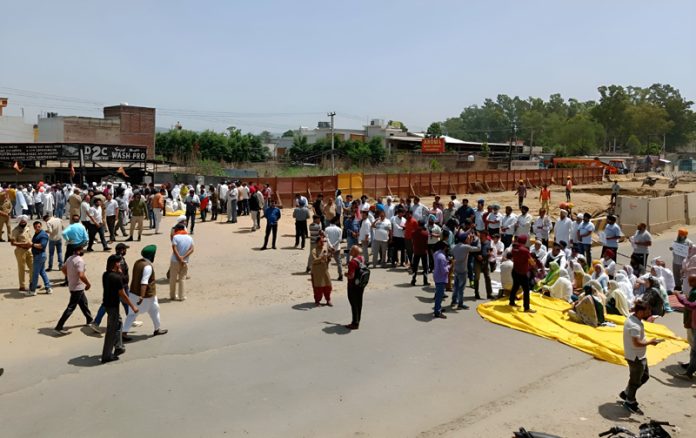Family members of deceased Avtar Singh protesting at Gangyal area by blocking the National Highway in Jammu District on Thursday. -Excelsior/Rakesh Family members of deceased Avtar Singh protesting at Gangyal area by blocking the National Highway in Jammu District on Thursday. -Excelsior/Rakesh