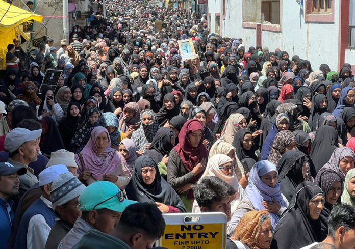 Procession being taken out in Kargil to mourn martyrdom of Ayatullah Raisi. -Excelsior/Basharat Ladakhi Procession being taken out in Kargil to mourn martyrdom of Ayatullah Raisi. -Excelsior/Basharat Ladakhi