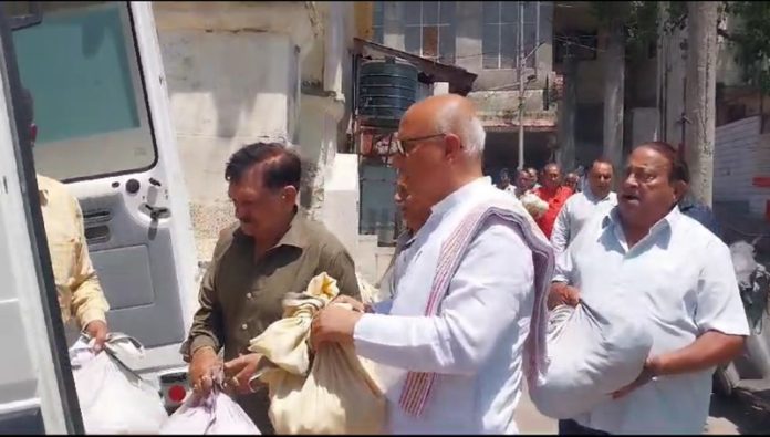 Former Mayor, Rajinder Sharma taking unclaimed ashes for immersion in Devak. Former Mayor, Rajinder Sharma taking unclaimed ashes for immersion in Devak.