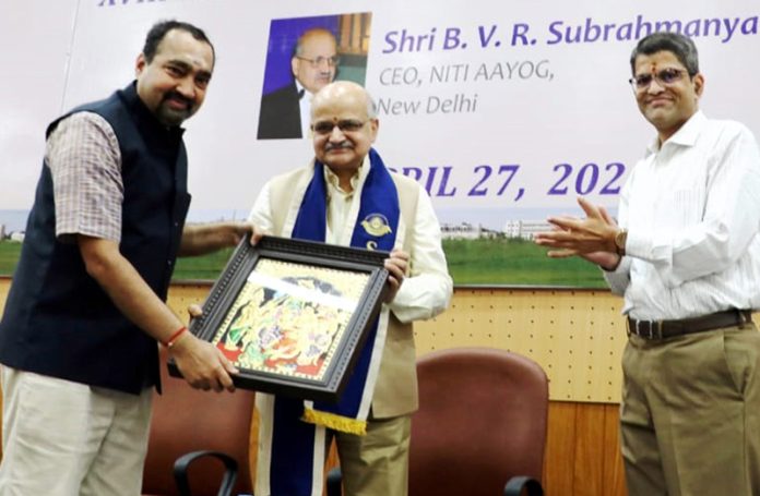 Dr. S.Vaidhyasubramaniam, Vice-Chancellor of SASTRA felicitating B.V.R. Subrahmanyam, during a function held on Tuesday.