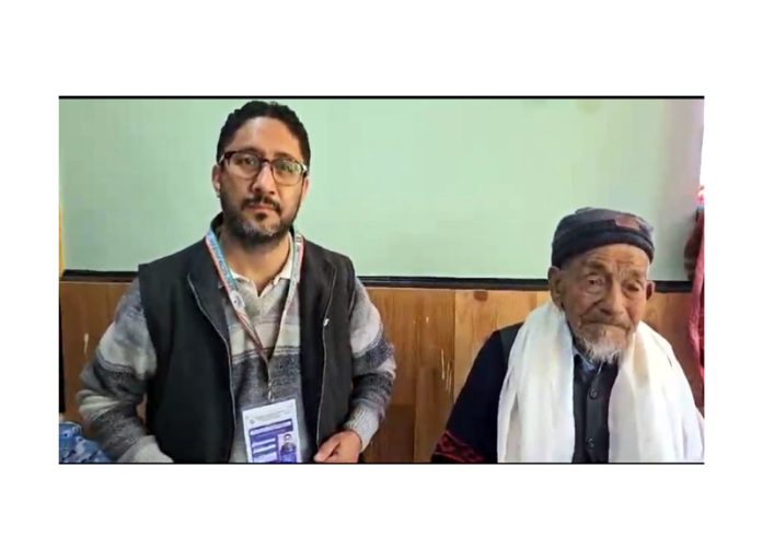 ARO Postal Kargil with centenarian voter Haji Yousuf who cast his vote through Postal Ballot. -Excelsior/Basharat Ladakhi ARO Postal Kargil with centenarian voter Haji Yousuf who cast his vote through Postal Ballot. -Excelsior/Basharat Ladakhi