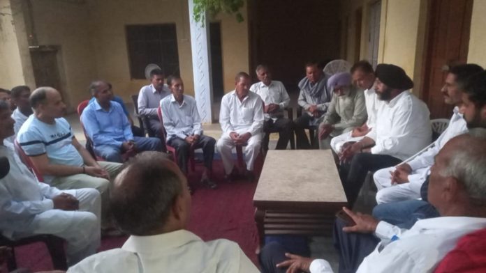 Provincial president of Apni Party, Manjit Singh addressing party worker’s meeting in Vijaypur on Sunday.