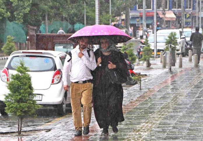 Rain lashes Srinagar on Friday.(UNI) Rain lashes Srinagar on Friday.(UNI)