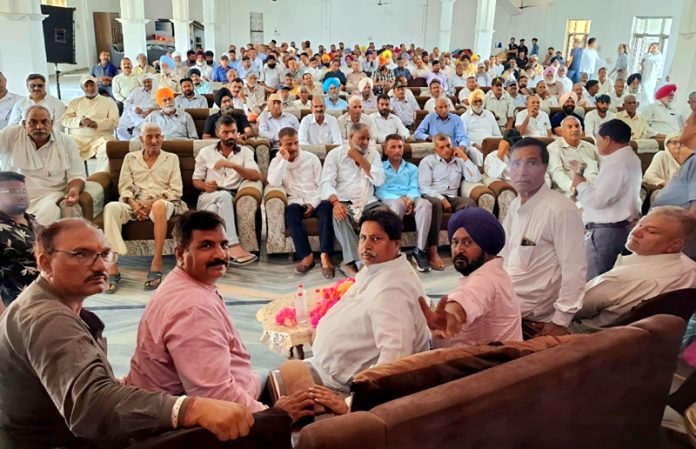 Cong leader Raman Bhalla & others during workers’ meeting in Suchetgarh on Sunday. Cong leader Raman Bhalla & others during workers’ meeting in Suchetgarh on Sunday.