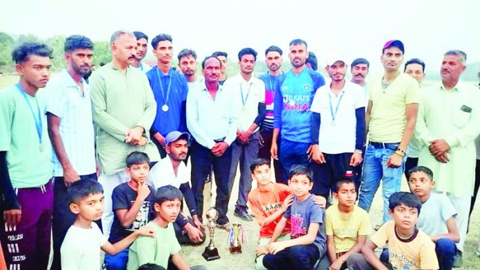 Winning team posing along with dignitaries at Samba on Saturday.
