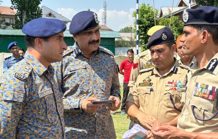 J&K | ADGP Law And Order, Other Officials Brief MRT Teams Ahead Of Amarnath Yatra J&K | ADGP Law And Order, Other Officials Brief MRT Teams Ahead Of Amarnath Yatra