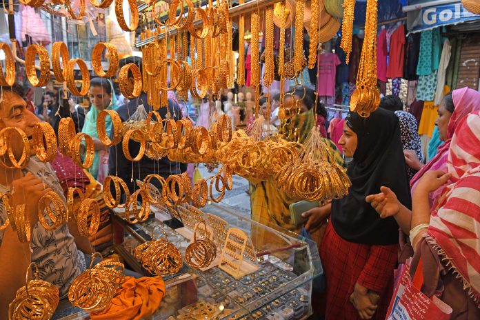 Ahead Of Eid, Kashmir Markets Abuzz With Shoppers Ahead Of Eid, Kashmir Markets Abuzz With Shoppers
